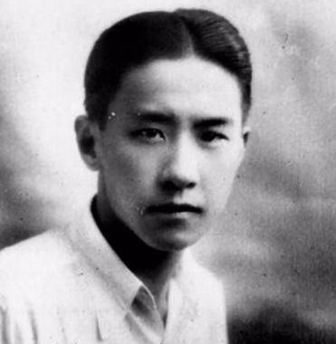 慈禧太后72岁那年，颐和园的牡丹开得正盛。她看着阶下袁世凯递上的奏折，突然