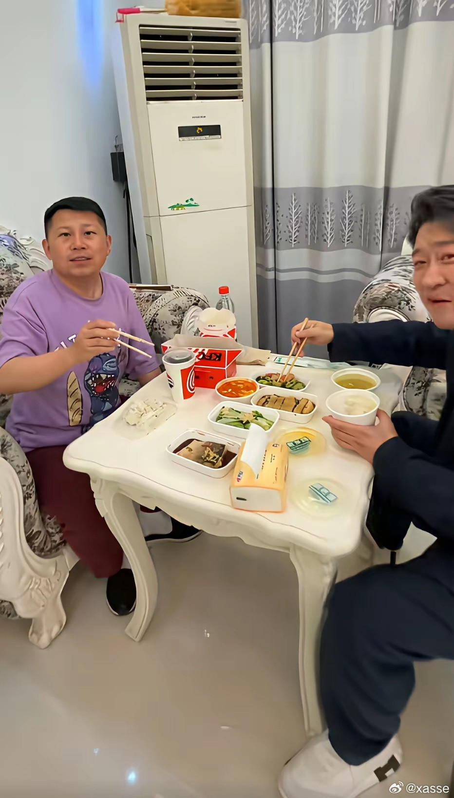 曹云金与何沄伟演出结束回到家里时的一幕，一碗粥几个小菜足矣。