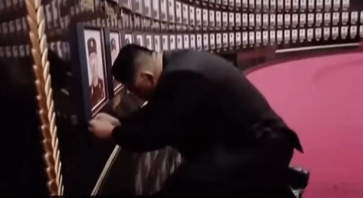 金正恩跪下，社会主义与资本主义的对比，在此刻淋漓尽致。当金正恩跪下，一个个小心