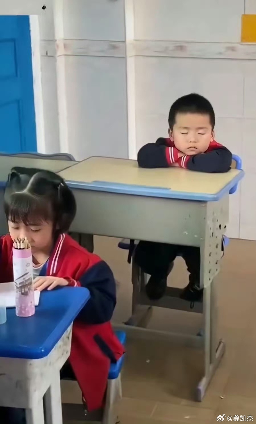 这姿势，是天生的吗？[大笑]​​​