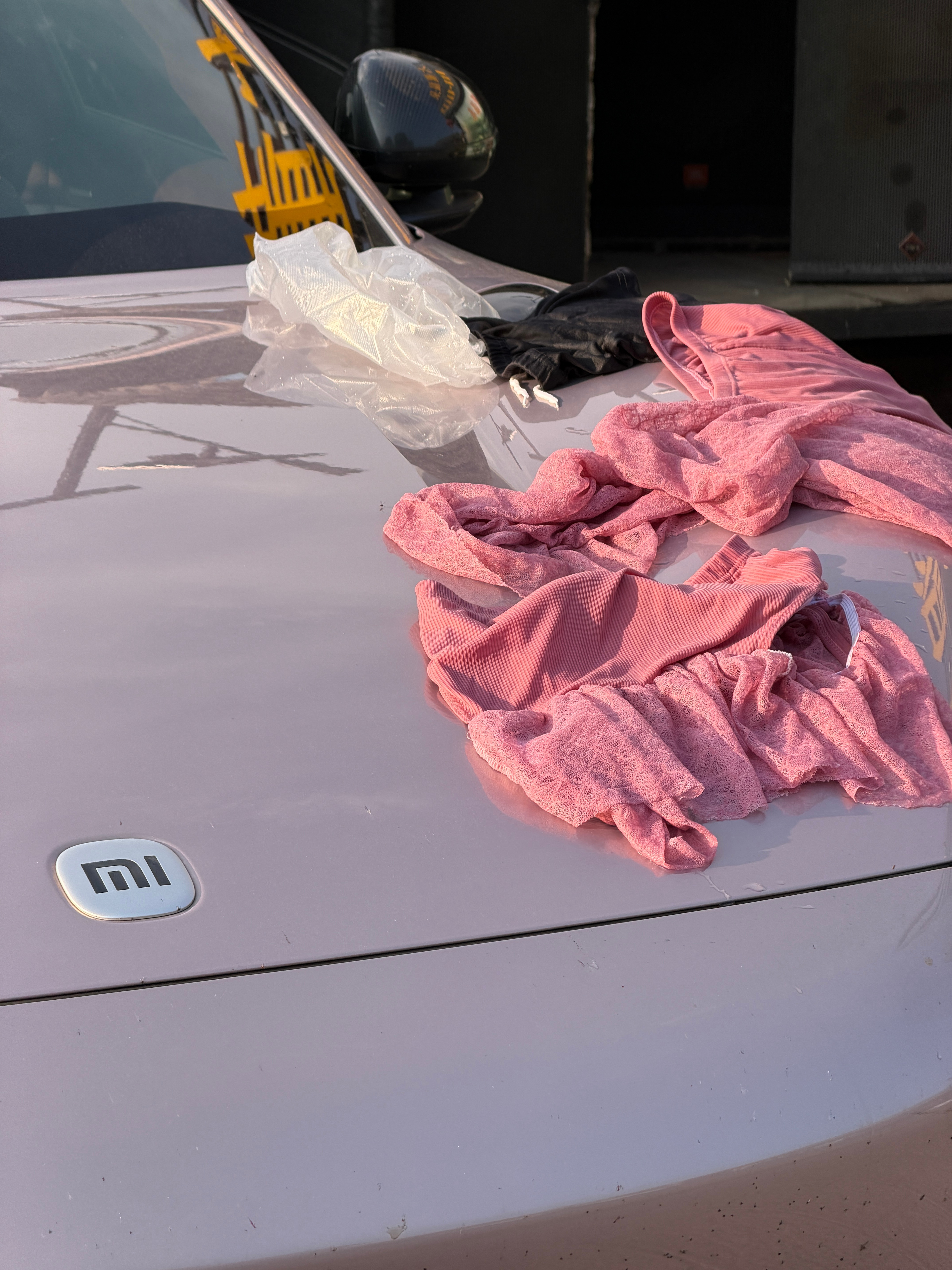 在机盖上晒腰裤儿可行？