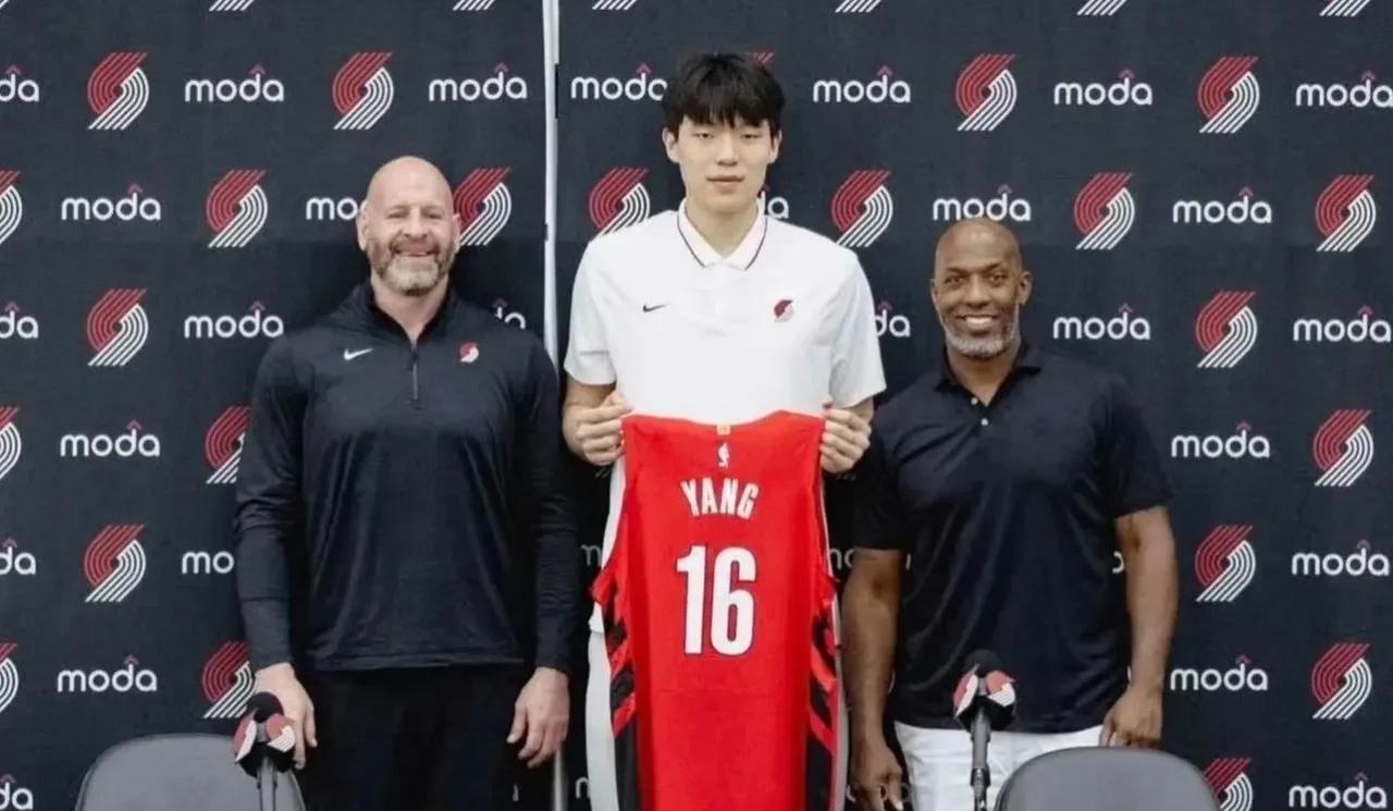 能看的出来比卢普斯是真喜欢杨瀚森，从发布会开始到最后的合影，只要是小杨发言昌西都