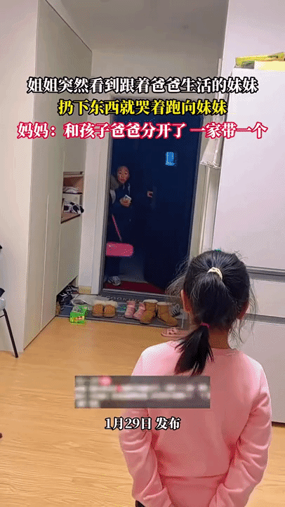 女孩放学后背着书包提着东西回家，一打开门她瞬间愣住了，2秒之后直接扔下东西和手机