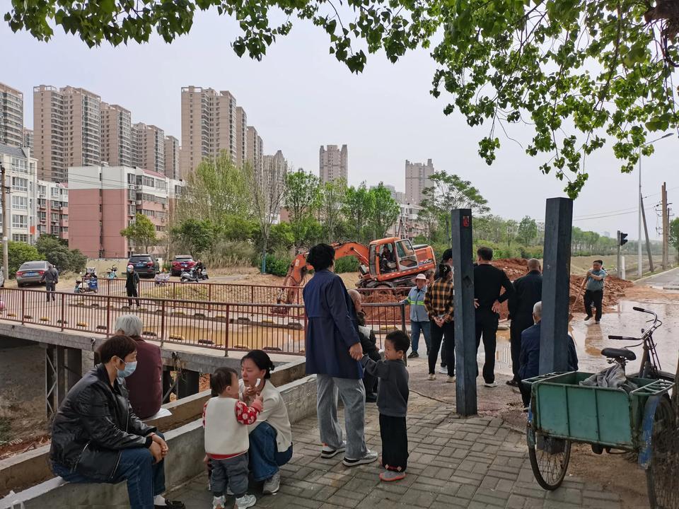 人们真是闲呐！附近一旦有点工程动工，围观的特别多，男女老幼。都在这里坐着看。