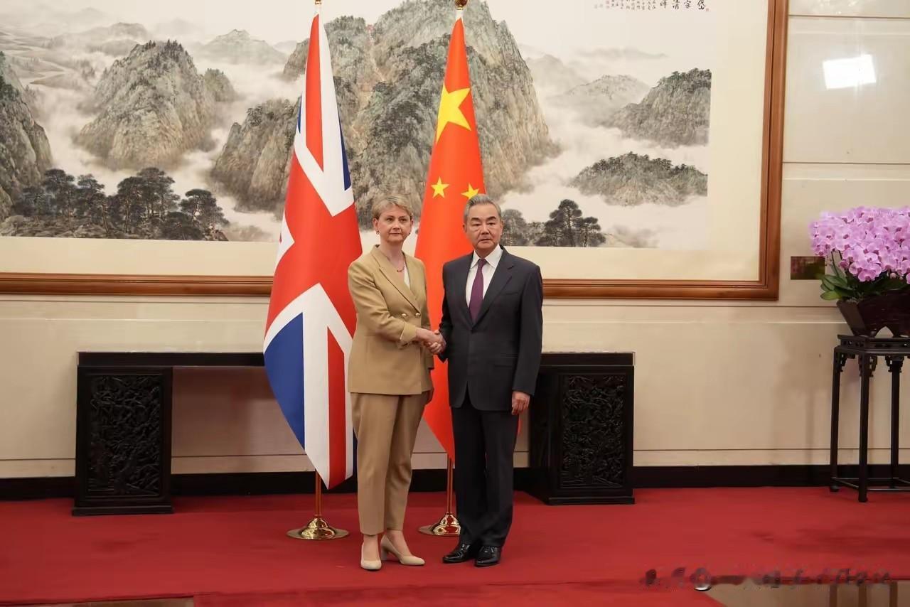 正在中国访问的英国外交大臣库珀在社交平台发文，总结当天中英战略对话成果，直言立足