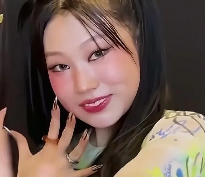 小沈阳女儿沈佳润，在韩国出道靠实力圈粉。近日拍了一组专辑，女大十八变逆袭成功。