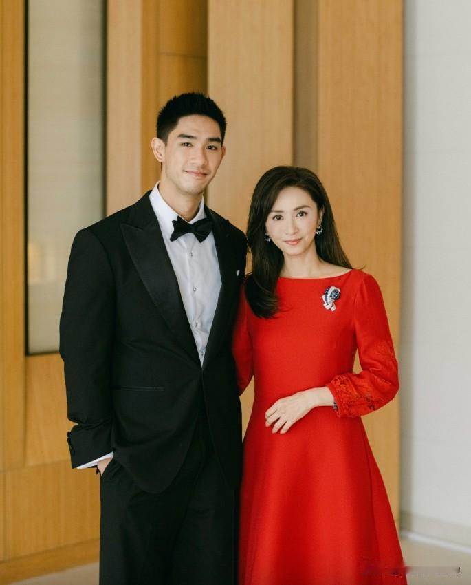 吴婉芳晒小儿子婚照！8层别墅宾利婚车出镜，婆媳气质神似。5月25日，前港姐吴