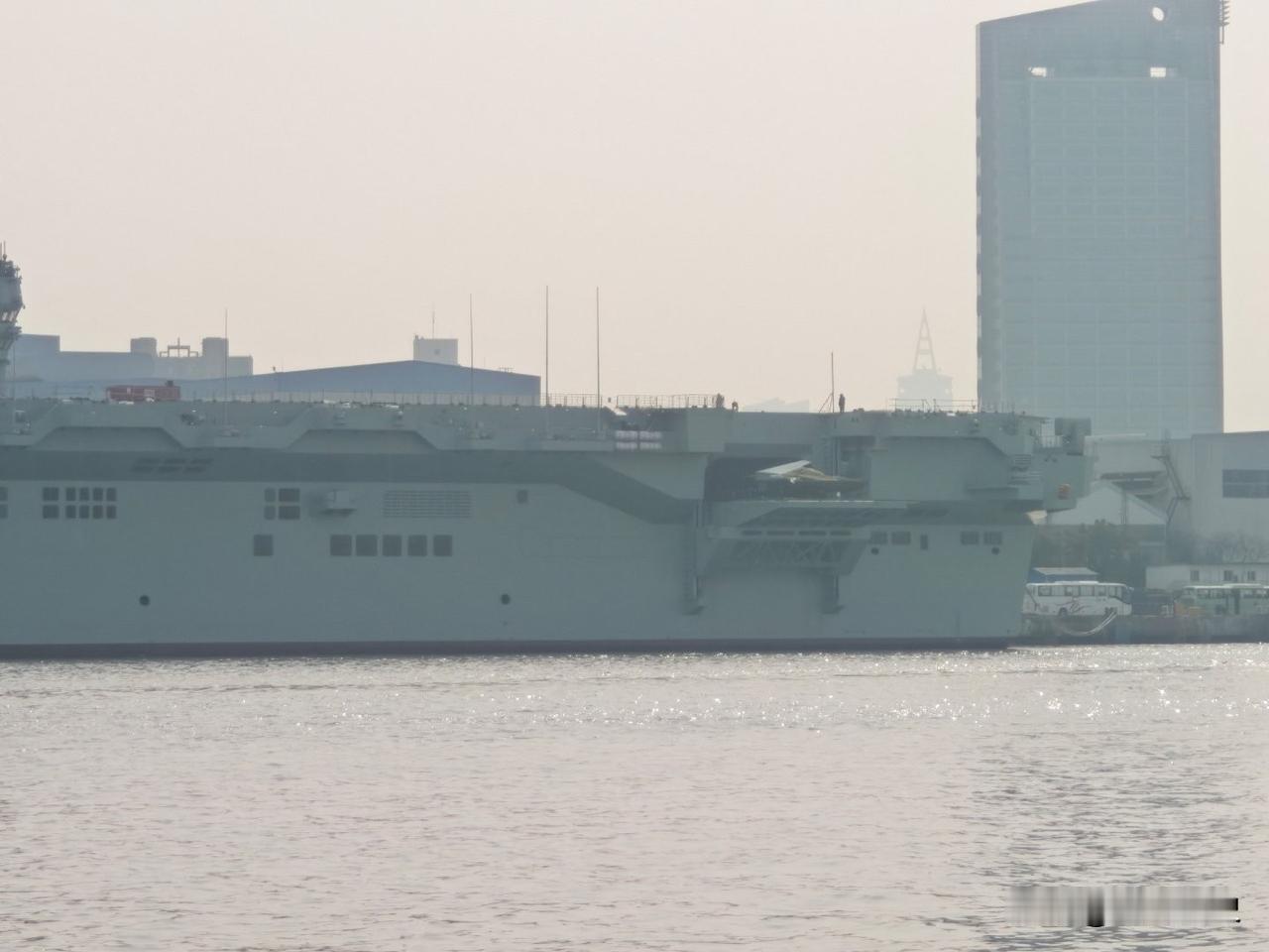 仍然有不少人认为可以搭载有人舰载机，怎么说呢，即使升降机降到最低，那点空间也不足