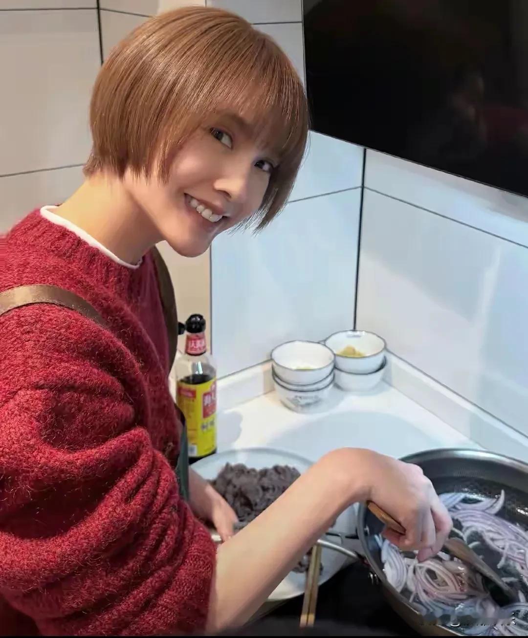 杨丞琳晒12宫格年夜饭，李荣浩红发抢镜！原来幸福的秘密藏在这12道菜里大年初