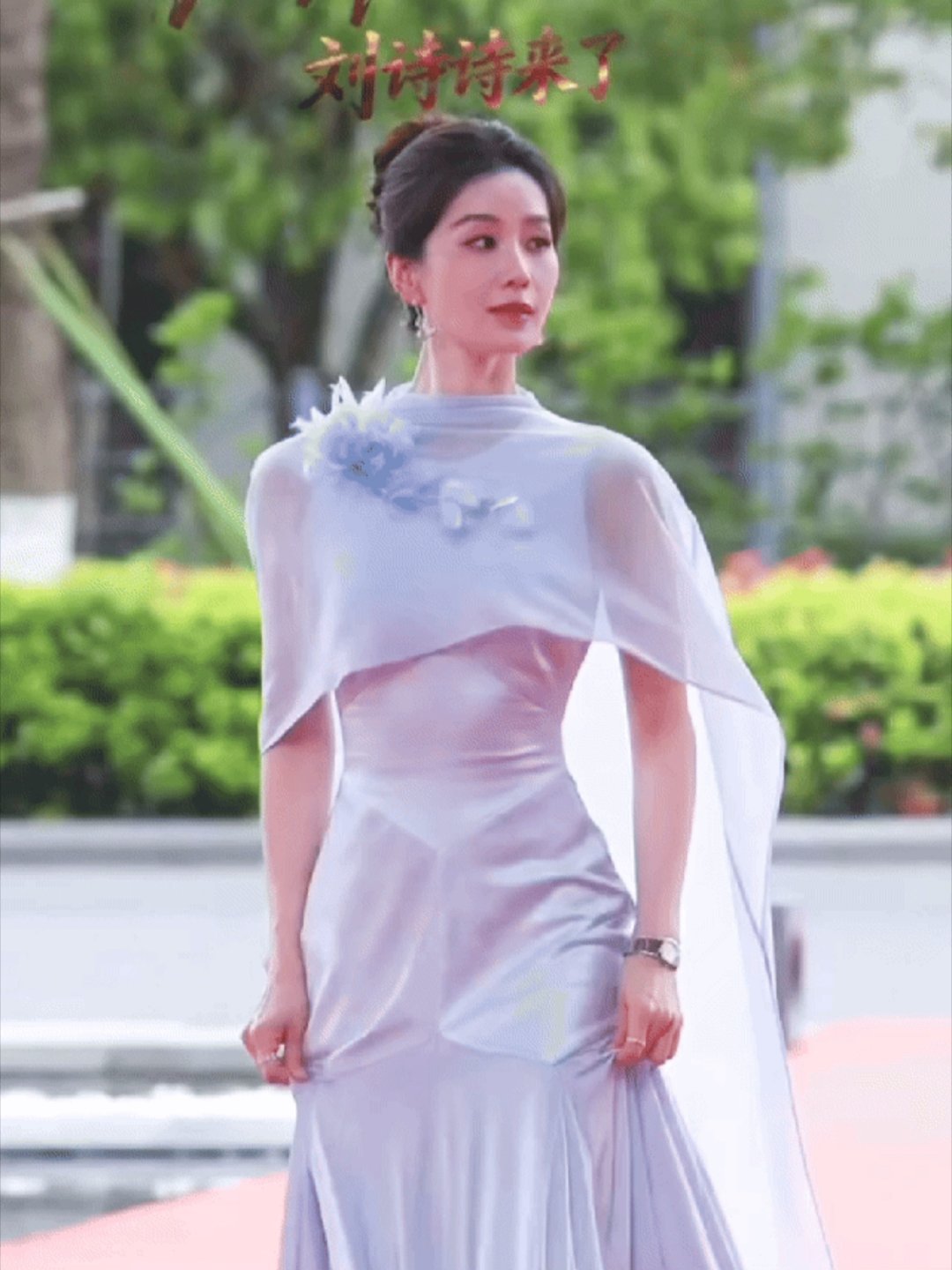 刘诗诗淡蓝仙女裙淡蓝纱裙裹着一身温柔，光影落在裙摆间，像揉碎了一汪春水，波光粼