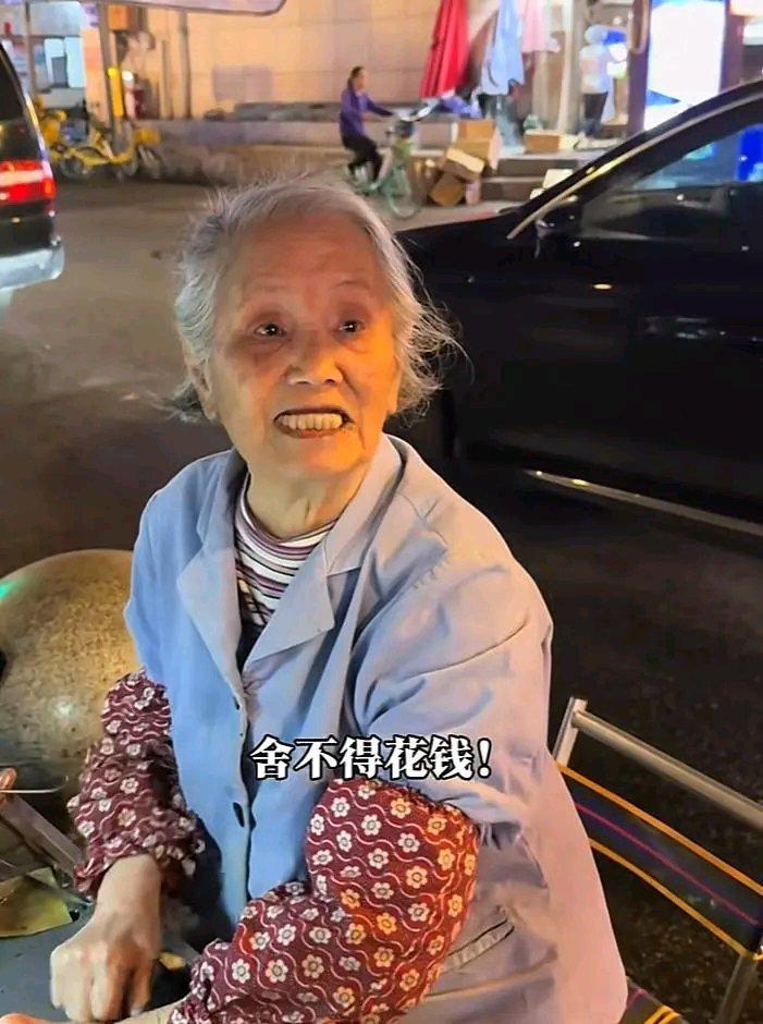 真的被这群啃着人血馒头赚流量的网红气到发抖，是该下狠手管管了。成都92岁卖蛋烘