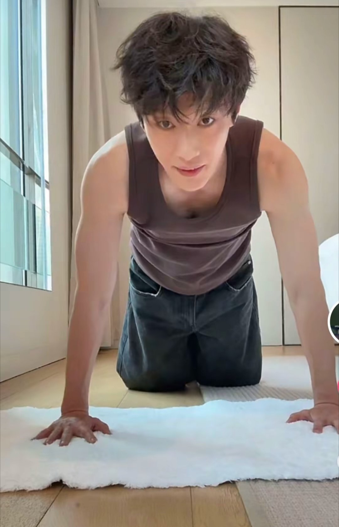 做完平板支撑还给你倒个立太萌了哈哈哈哈