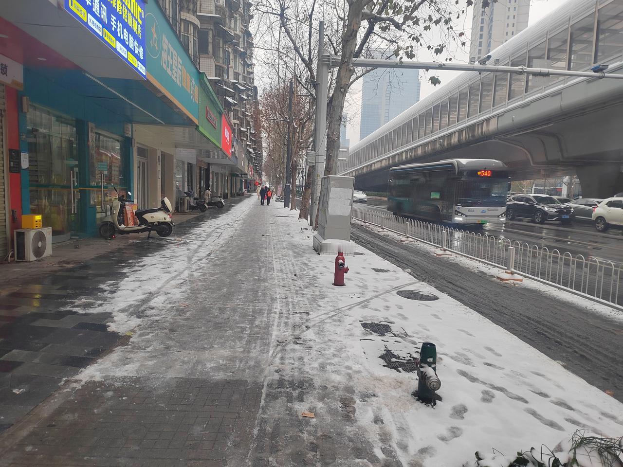 2026武汉初雪小记清晨起身，举目四望，天地尽白。今冬这场小雪，总算