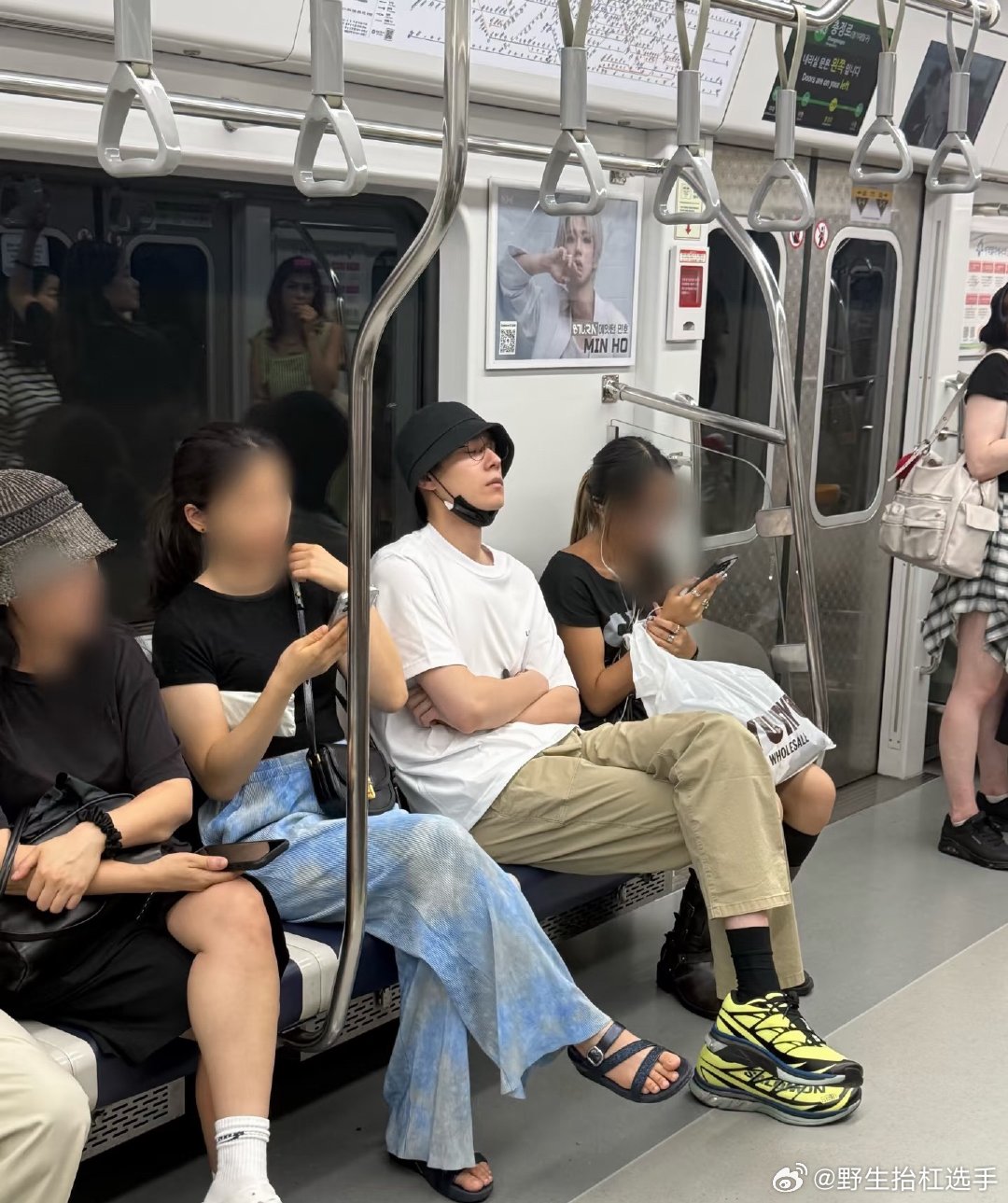 坐地铁偶遇胡一天韩国坐地铁偶遇胡一天，渔夫帽➕白色T恤好松弛啊！韩国坐地铁偶遇胡