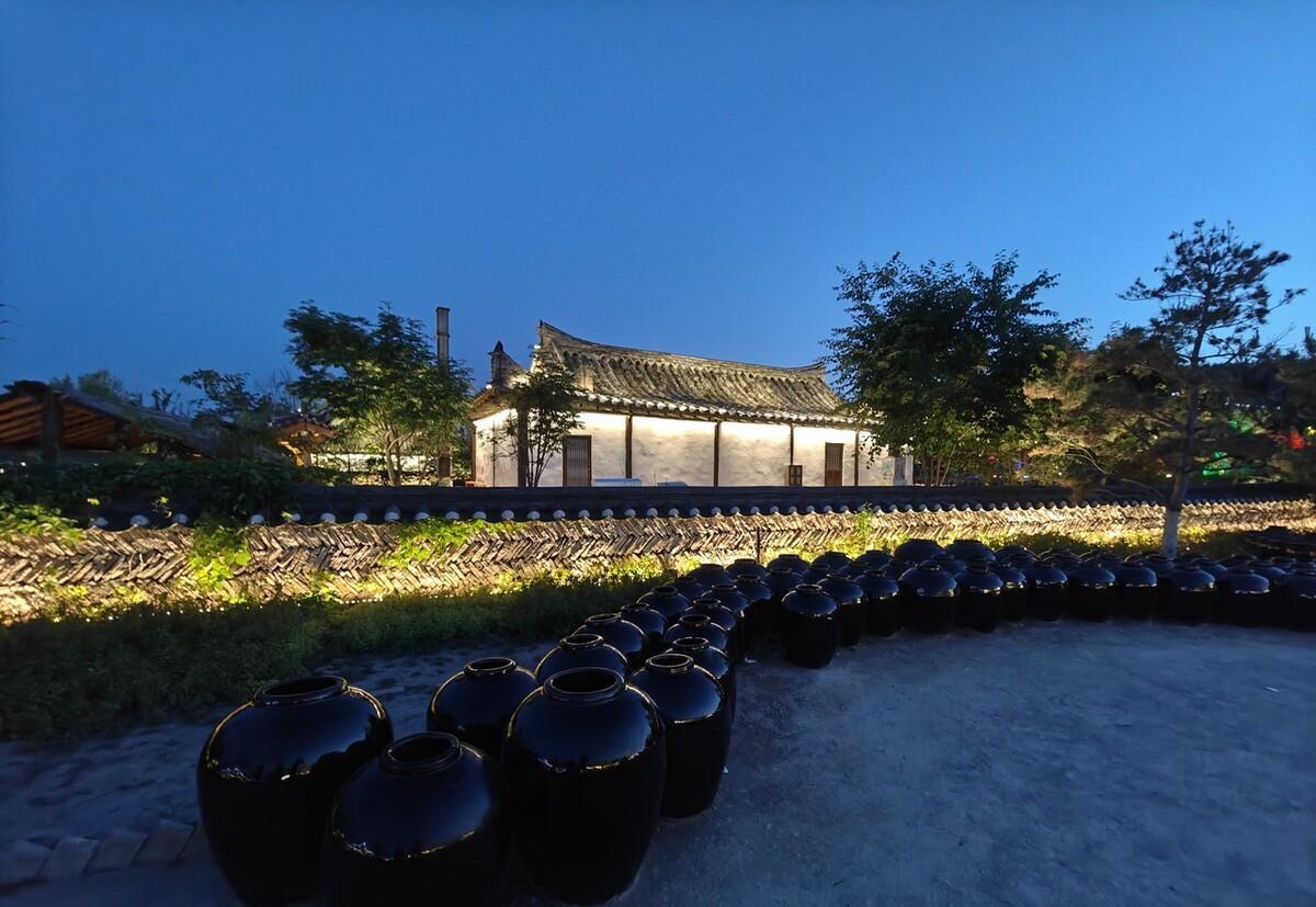 朝鲜和韩国同属一个民族，有着共同的语言，曾经是一个统一的国家。板门店的谈判桌