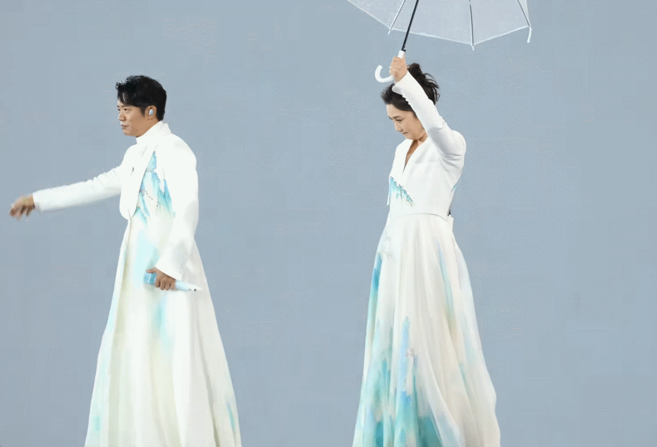 大雨下的演唱会，曾毅几乎没跟搭档商量，就扔掉了手中的透明雨伞。这时候玲花就尴尬