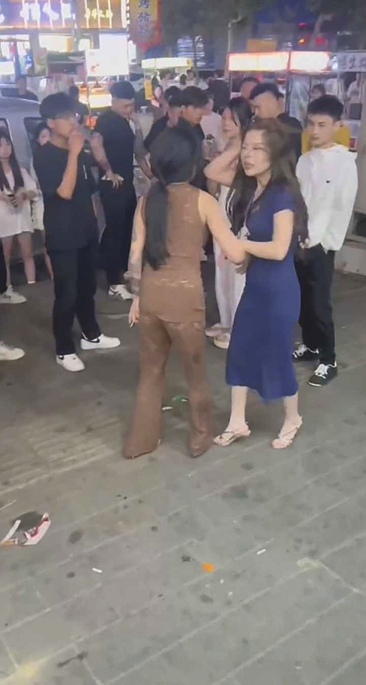 女人打架，也太狠了点吧