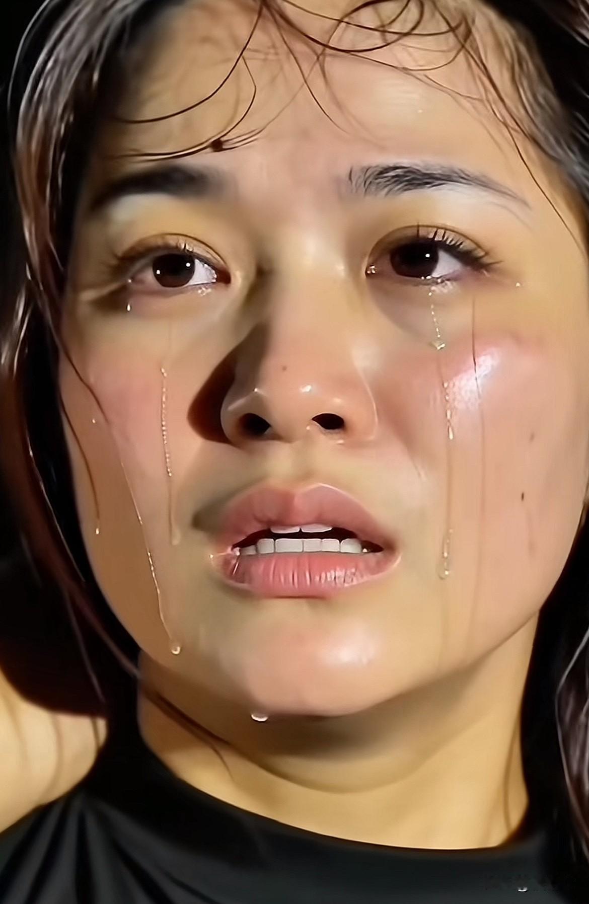 我前女友也是女中豪杰，我落魄了，为了不拖累我，她冒着狂风暴雨晚上，连夜跟人跑了，