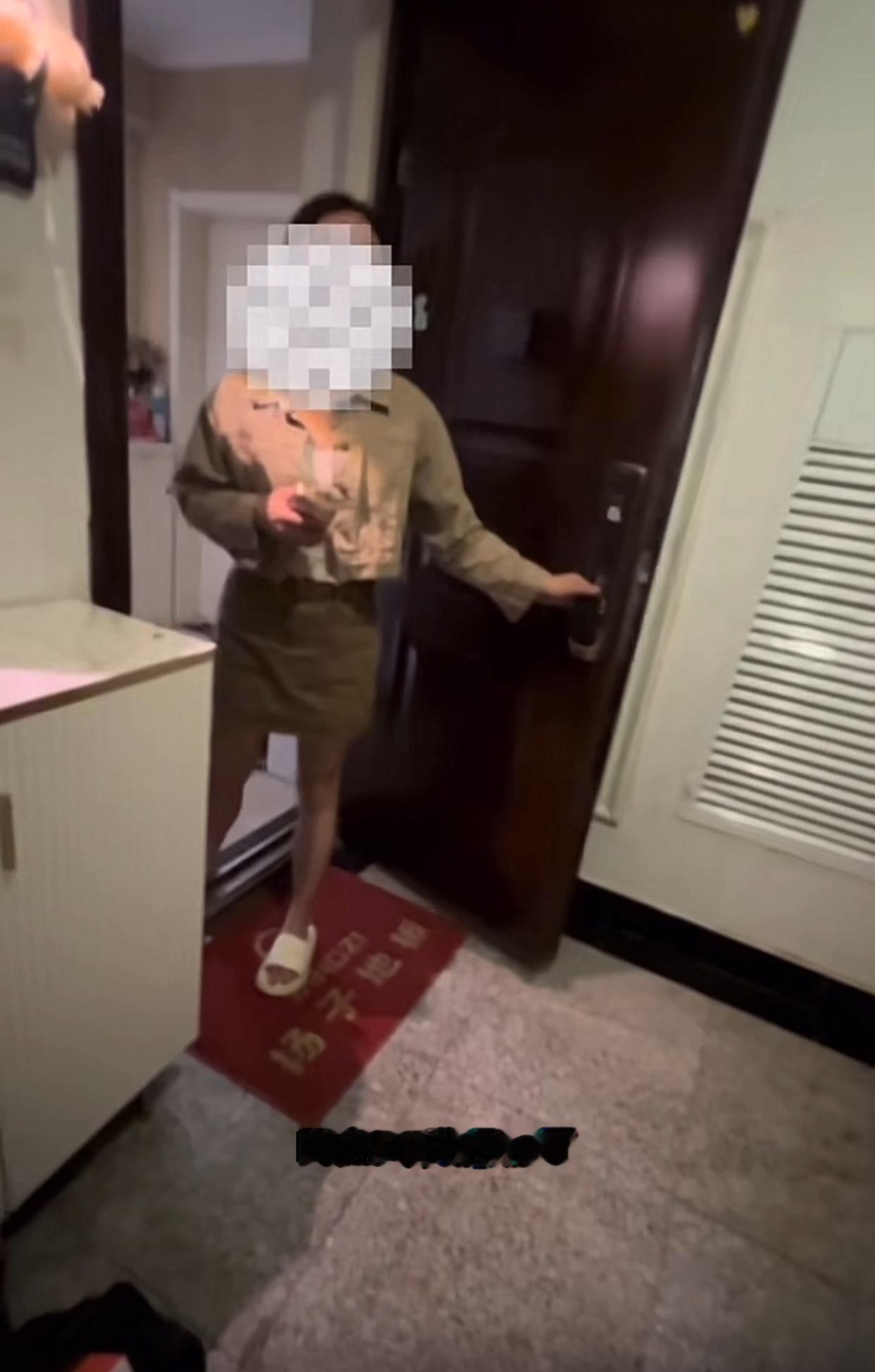 山东临沂，一女子凌晨打不开卧室的门，于是打电话找来了师傅上门开锁，等师傅来了以后