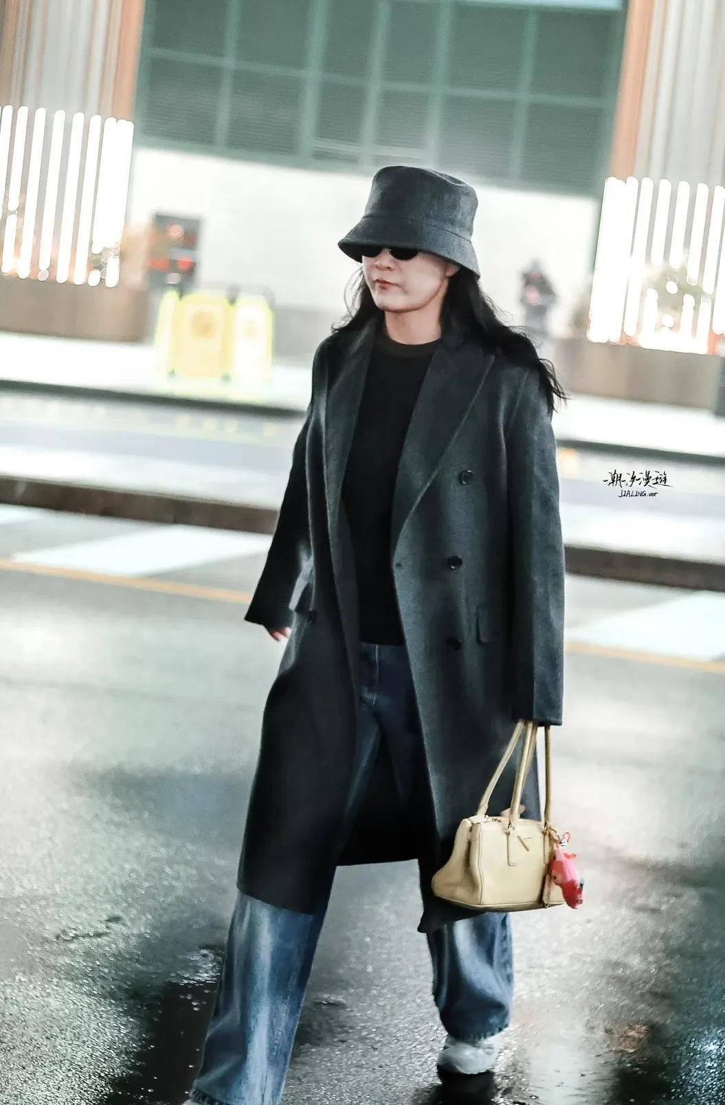 贾玲变“冷”了。不是冷漠。是那种，在米兰的镜头前，你再也看不到她“讨好”任何