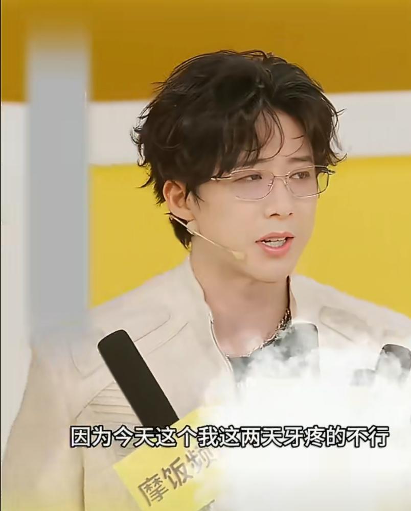刘宇宁直播时脸都歪了，嘴也不听使唤，他到底在后台经历了什么？你以为他紧张？