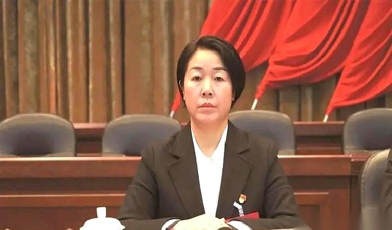 一场大会上，一个来自贵州工会的女负责人，没照着稿子念，直接开了腔。她说，满大街