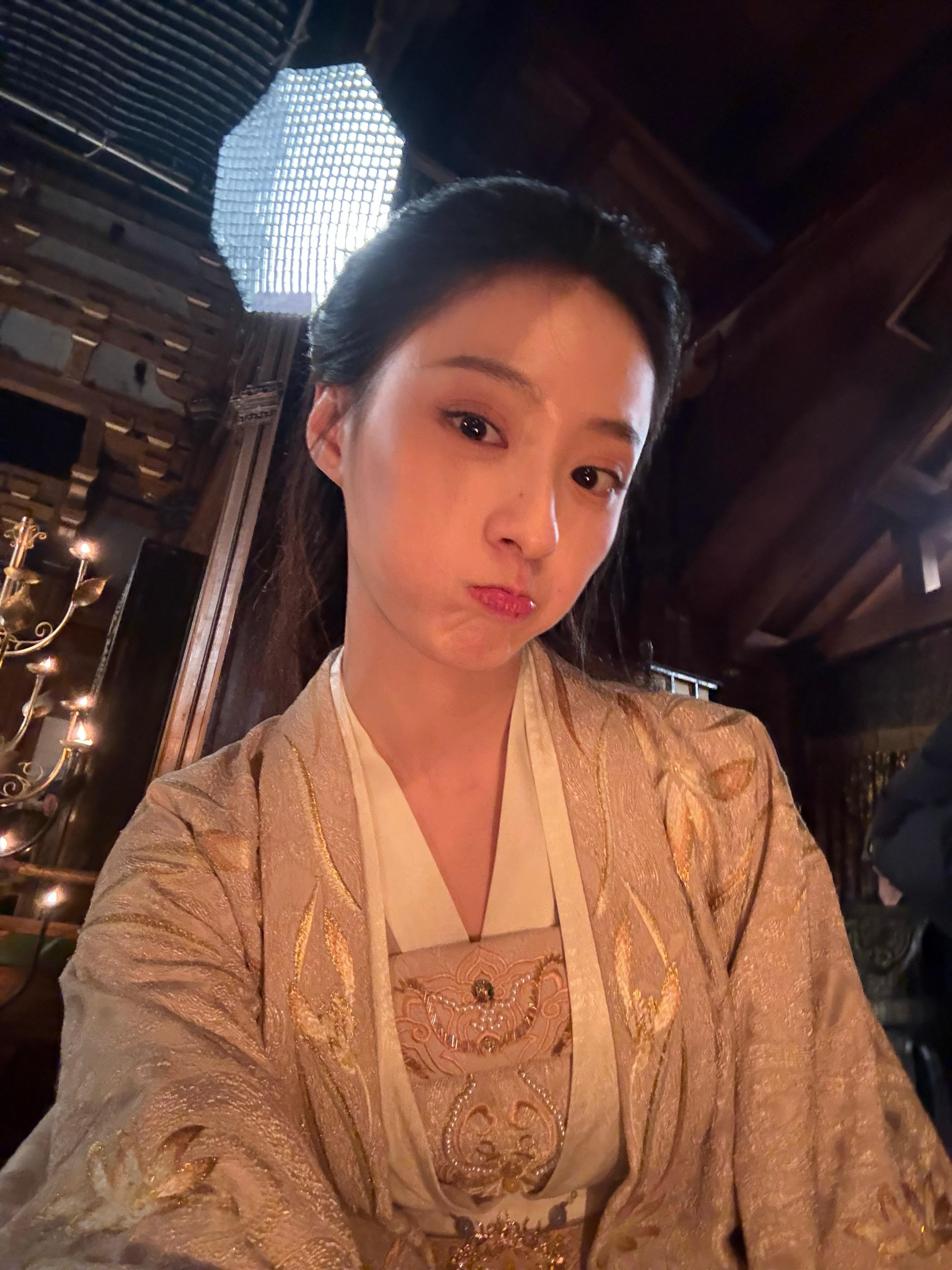 胡连馨胡连馨+许晚信+林书意在复制粘贴的时代，你是手写的诗