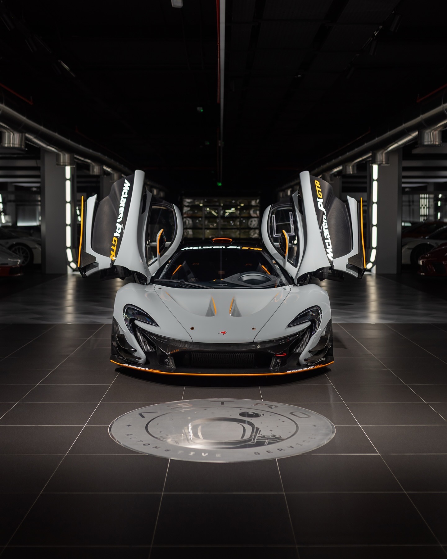 这款迈凯伦P1GTR，采用MSOdovegrey配色。——兰赞特将这款赛车