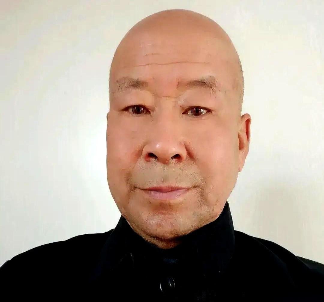 昨天下午一点多，桌上的旧手机震了一下。屏幕亮起，一条官方回执弹了出来：“您的申请