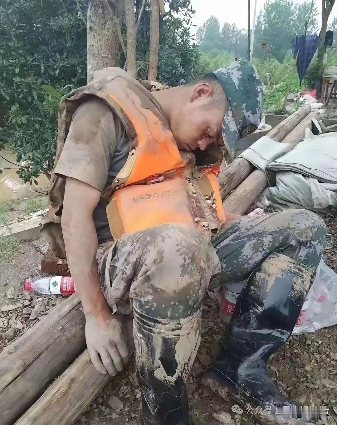 这张照片，就是今天在广西发生洪涝灾害的时候，一位在现场的记者抓拍到的！如果是你，