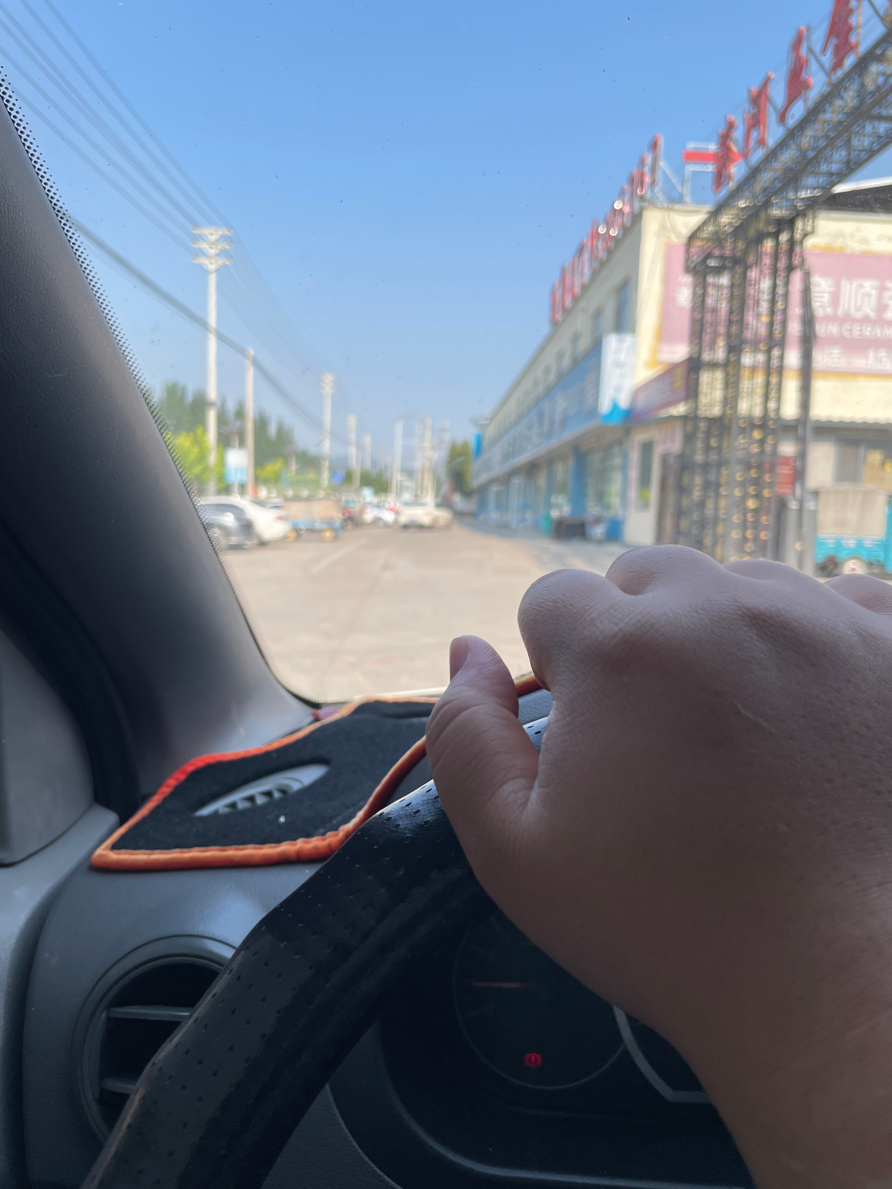 近日开车记录🚗前几天晚上开着自动挡，拉着一家人从西峧回城里，学会了会灯，虽然大家没说啥，但是我想第
