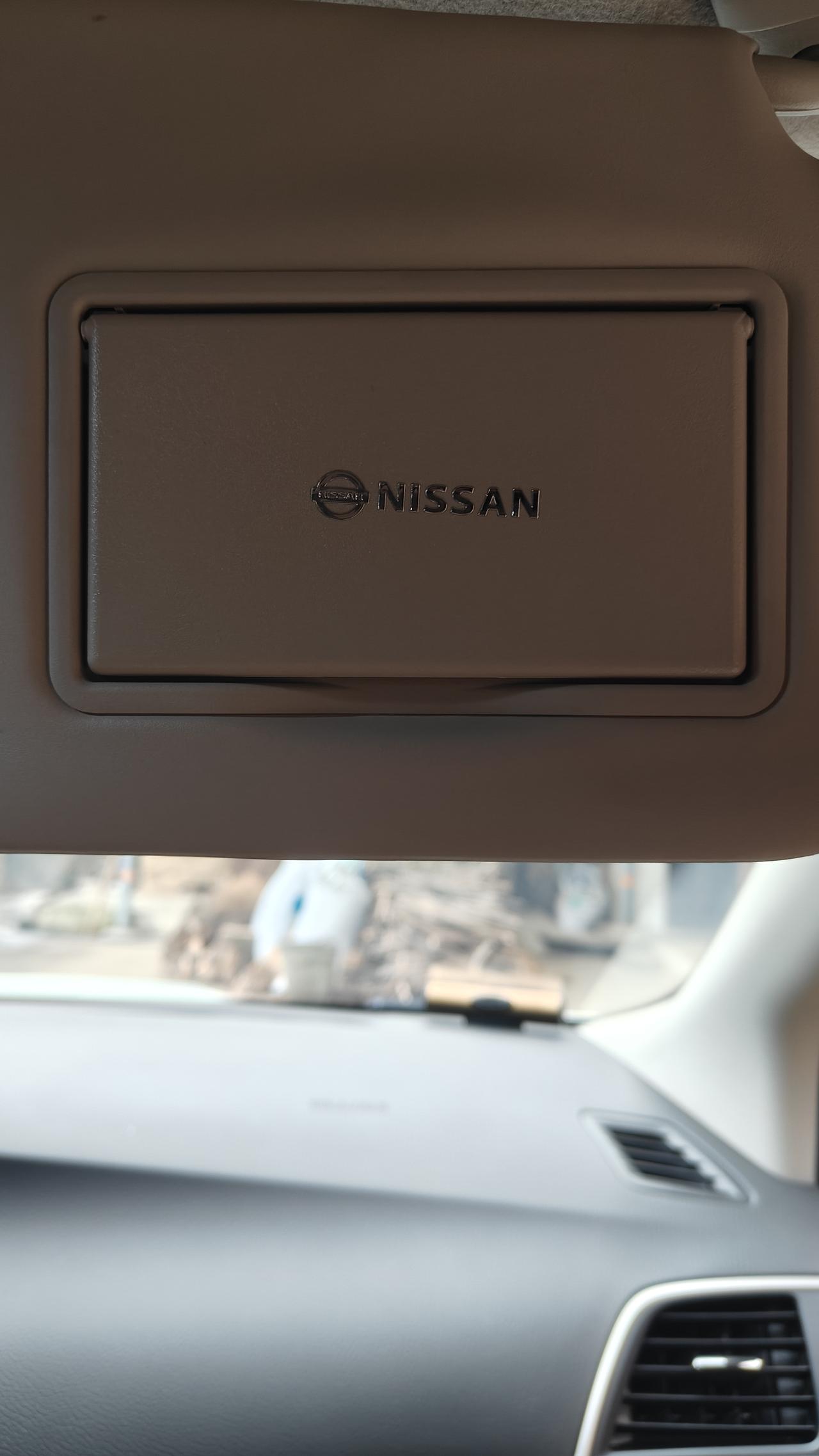 你们的化妆镜有没有灯我的车没有