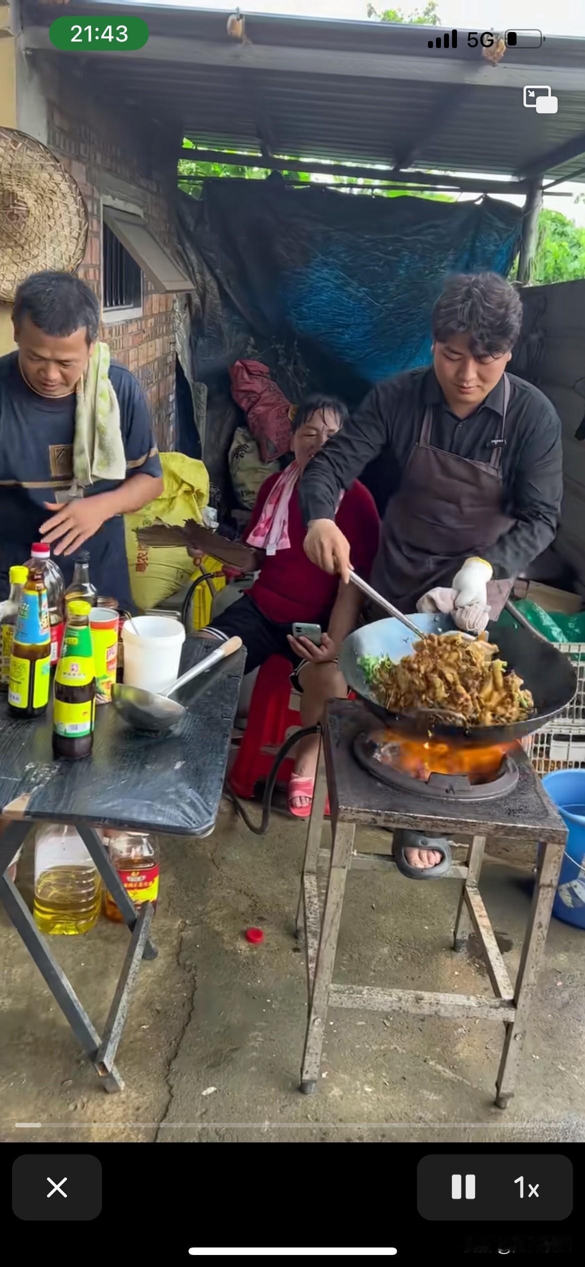 全红婵哥哥给不做白切鸡了，改为炒鸡，全爸在一边指导着，全进华要给大家展示自己最拿