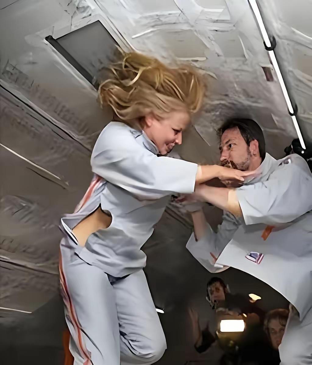 美国夫妻宇航员上天1992年有件挺唏嘘的事，美国有对夫妻宇航员，跟着“奋进