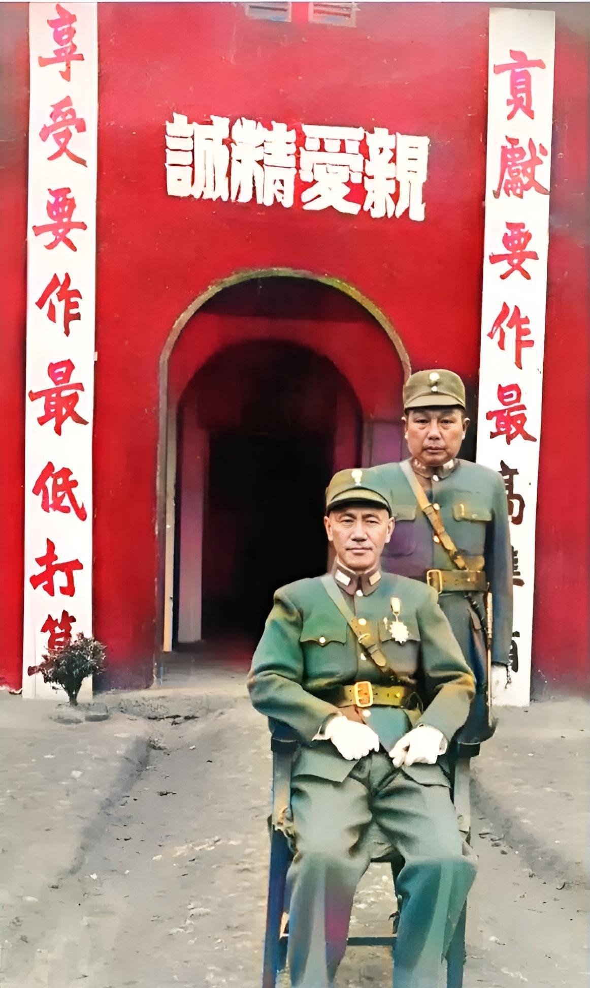这是1946年59岁的蒋中正与62岁的杨森在一起。蒋中正对于杨森虽然非常敬重，但