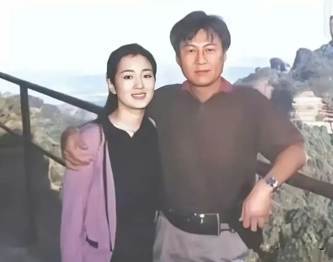 1995年，巩俐和第一任丈夫黄和祥出游时的合影。