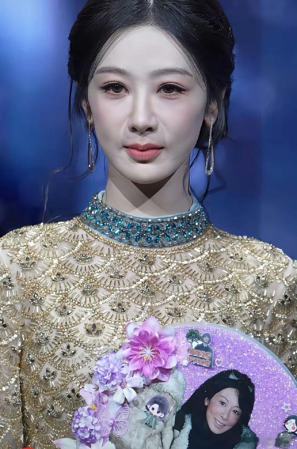 杨紫颜值变化好大，以前是清秀邻家小姑娘，现在精修图五官气质都变了，亲和力少了好多