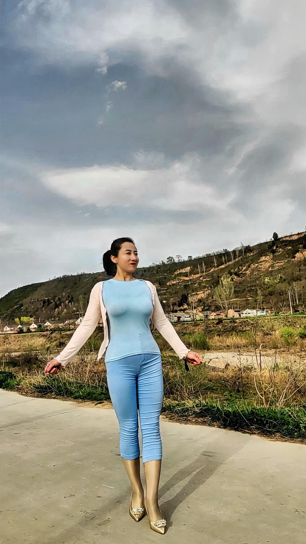 我表姐结婚快二十年了，家中大小事她向来先考虑娘家。以前外甥女要报兴趣班，她