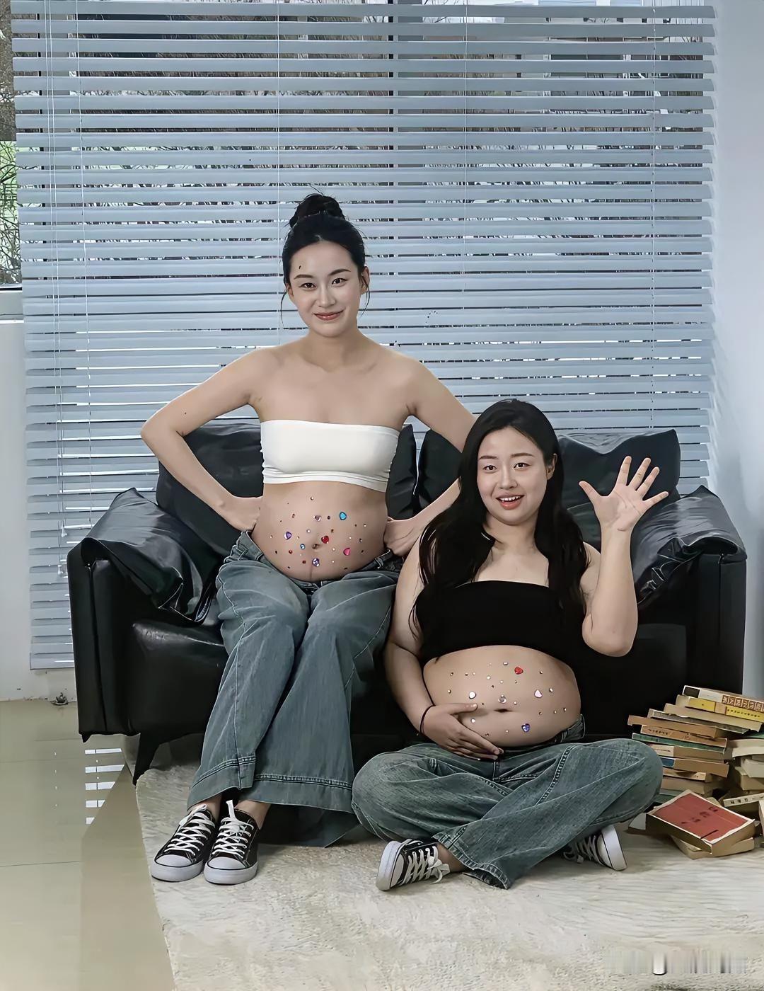 两个年轻女生孕妇摆拍，肚子贴满爱心贴纸。少女风孕照露肚孕照孕妈妈自拍鲜花孕