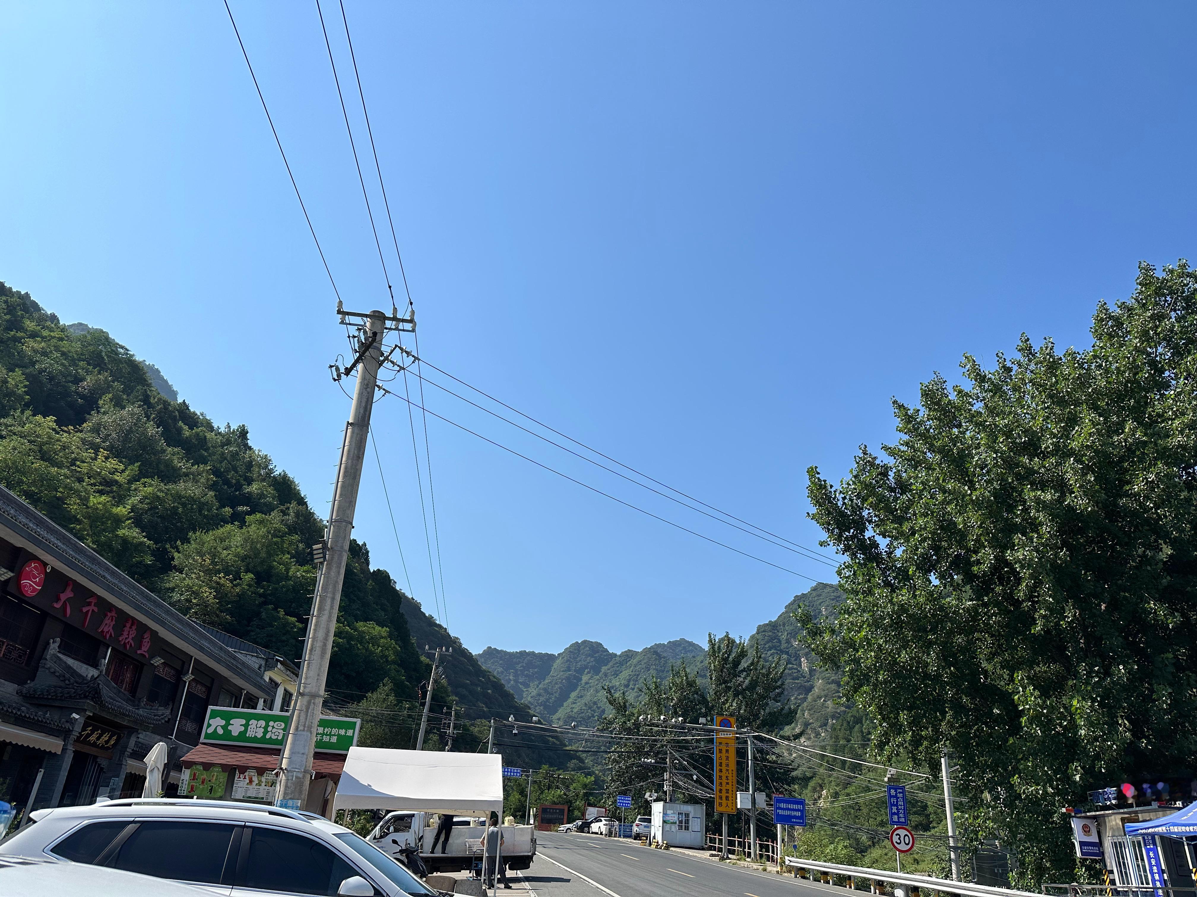 昨天，我把车停在路边一个小停车位后，下车去看一间民宿，因那个路车来车往，我叮嘱妈