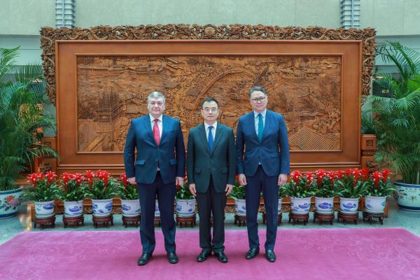邻国总理面临弹劾，外交官飞赴北京参与重要活动蒙古国实行半总统制，总统由全民直