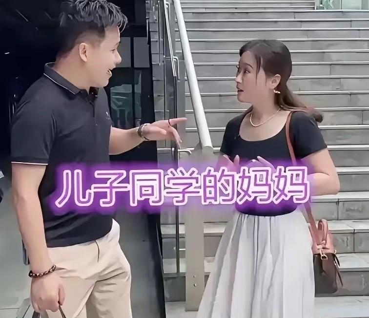 四川成都一处市民广场，男子准时赴约相亲，抬头看见对面的人当场愣住。面前的女子看着