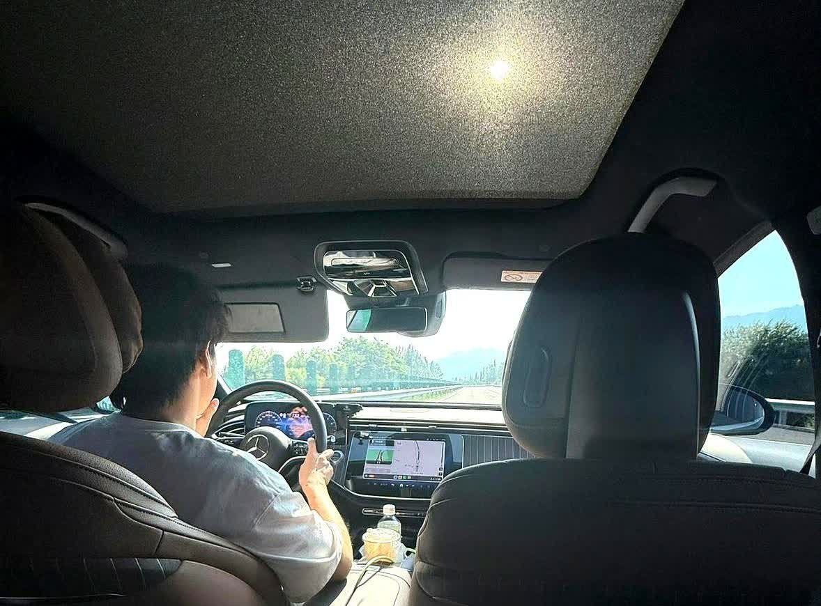 今天坐奔驰e300去山西，我坐了一会就受不了了。2025年竟然燃油车造成