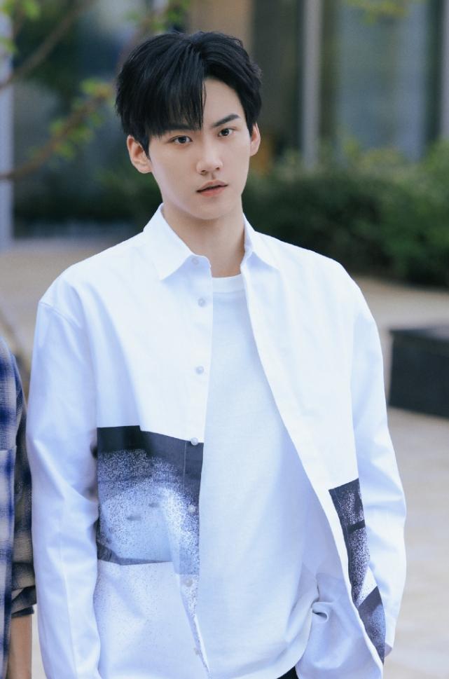 周柯宇的哥哥演短剧也上热搜了周柯宇可能也很难大火，一个是他的颜值，确实不是大顶