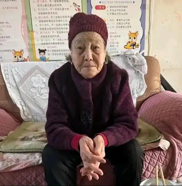 不想和婆婆住在一起怎么办？婆婆今年70岁了，她和我老公说：她一个人住实在太孤单