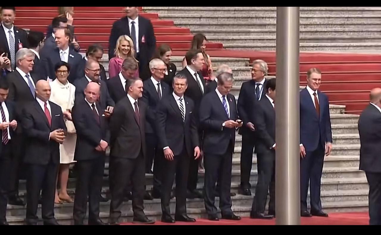 世界富豪在人民大会堂集合！马克斯不在C位，拿手机自拍很可爱。你认识几个呢？