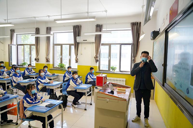 如果教师都不受尊敬，那教育的意义是什么？尊师重教，不是给老师戴高帽，更不是逼
