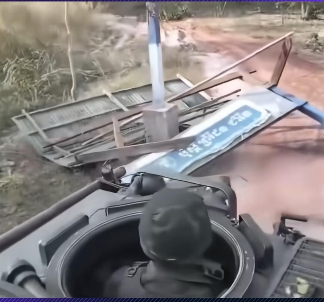 泰国猛烈突击，坦克推到柬埔寨路标，泰国战斗机跨境轰炸，坦克突袭占领多个重镇，地面