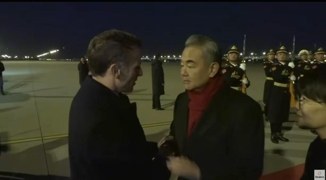 马克龙来华遇上中国红，这是对他的最大热情，舷梯上铺了红色毯，地上也铺了红毯。