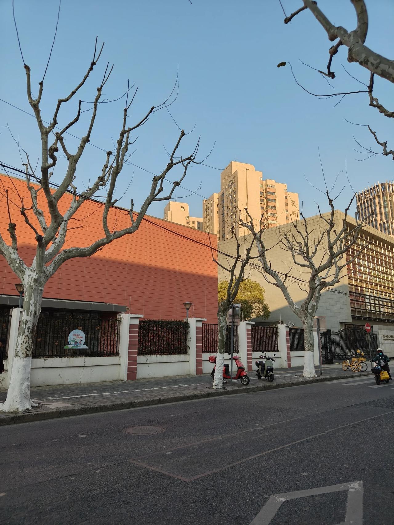 天气不错，和平公园走一圈～🕊️公园人多，跳广场舞的不少～💃🏻